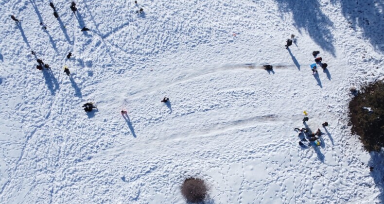 Karın tadını çocuklar çıkardı: Kimi leğenle kimi naylonla kaydı