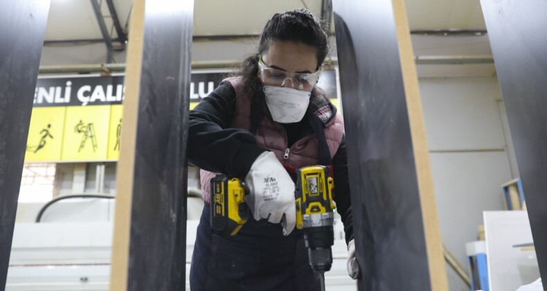 Kadın mobilya ustaları yetişiyor: 12 yıl öğretmenlikten sonra marangoz oldu