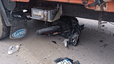 Motosiklet kamyonun altına girdi, savrulan sürücü ağır yaralandı