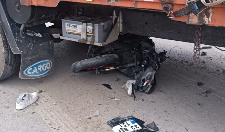 Motosiklet kamyonun altına girdi, savrulan sürücü ağır yaralandı