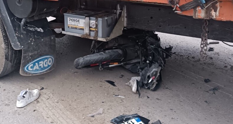 Motosiklet kamyonun altına girdi, savrulan sürücü ağır yaralandı