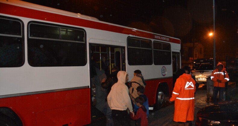 Tarsus’ta sağanak yağış sonrası selden etkilenen işçiler tahliye edildi