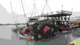 Mersin’de şiddetli yağış ve fırtına gezi teknesini batırdı