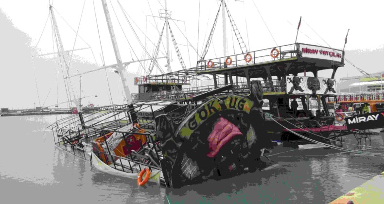 Mersin’de şiddetli yağış ve fırtına gezi teknesini batırdı