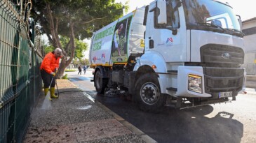 Mersin Büyükşehir Belediyesi, temizlik filosuna 22 yol süpürme aracı ekledi