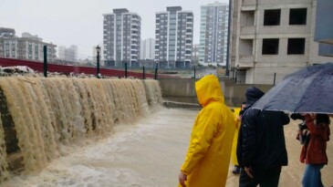 Mersin’de selin izleri silinmeye çalışılıyor