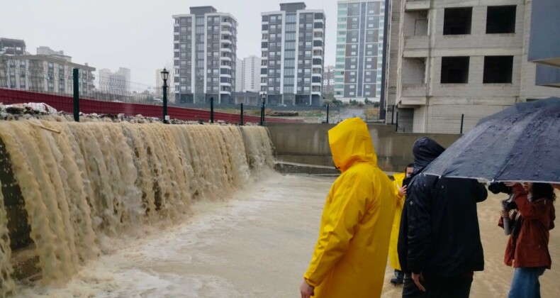 Mersin’de selin izleri silinmeye çalışılıyor