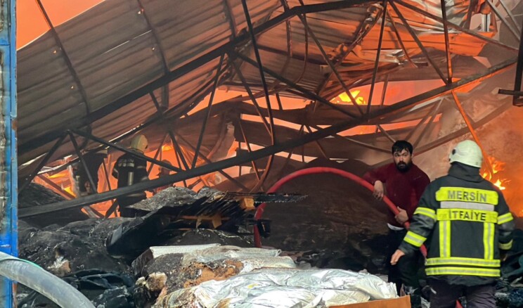 Mersin’de plastik ham madde deposunda yangın: Çok sayıda itfaiye ekibi müdahale ediyor