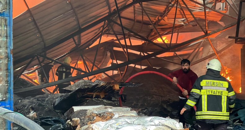 Mersin’de plastik ham madde deposunda yangın: Çok sayıda itfaiye ekibi müdahale ediyor
