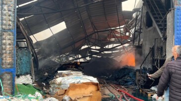Mersin’deki plastik ham madde deposunda çıkan yangın kontrol altına alındı