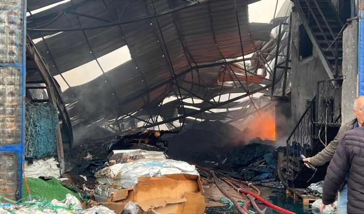 Mersin’deki plastik ham madde deposunda çıkan yangın kontrol altına alındı