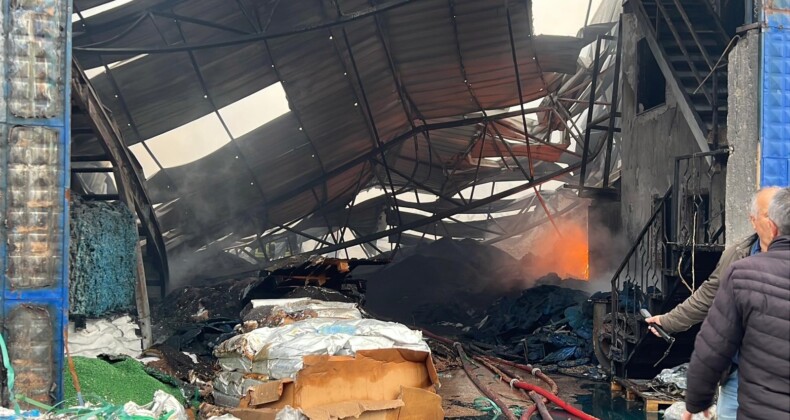 Mersin’deki plastik ham madde deposunda çıkan yangın kontrol altına alındı