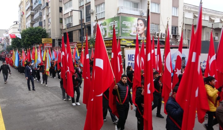 Mersin’de coşkulu kurtuluş yıl dönümü: JÖAK helikopter ile ‘üzüm salkımı’ gösterisi yaptı