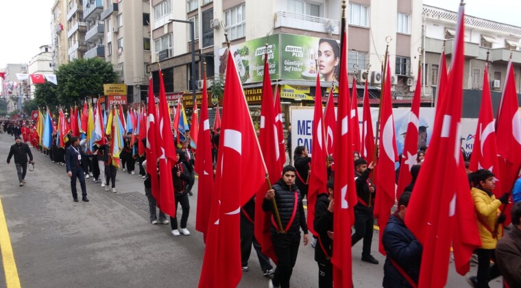 Mersin’de coşkulu kurtuluş yıl dönümü: JÖAK helikopter ile ‘üzüm salkımı’ gösterisi yaptı