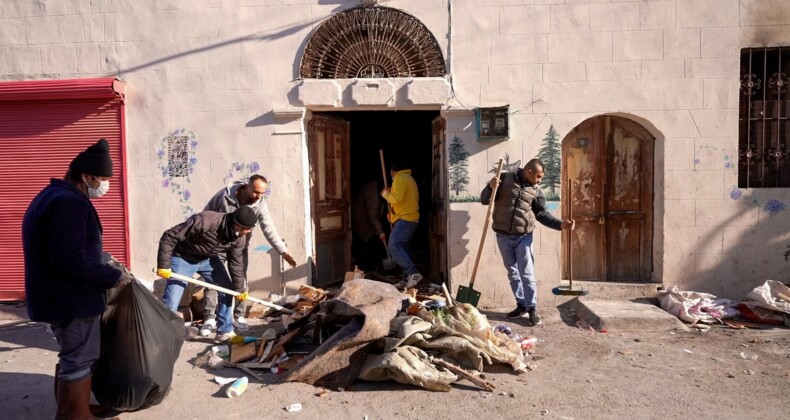 Tarsus’ta kötü koku şikayeti üzerine adrese giden ekipler, evden 28 kamyon atık çıkardı