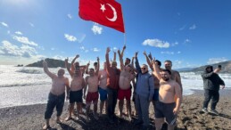 Mersin’de gelenek bozulmadı, yeni yılın ilk gününde denize girdiler