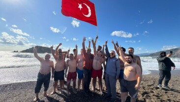 Mersin’de gelenek bozulmadı, yeni yılın ilk gününde denize girdiler