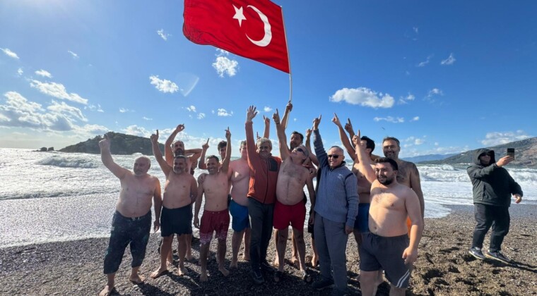 Mersin’de gelenek bozulmadı, yeni yılın ilk gününde denize girdiler