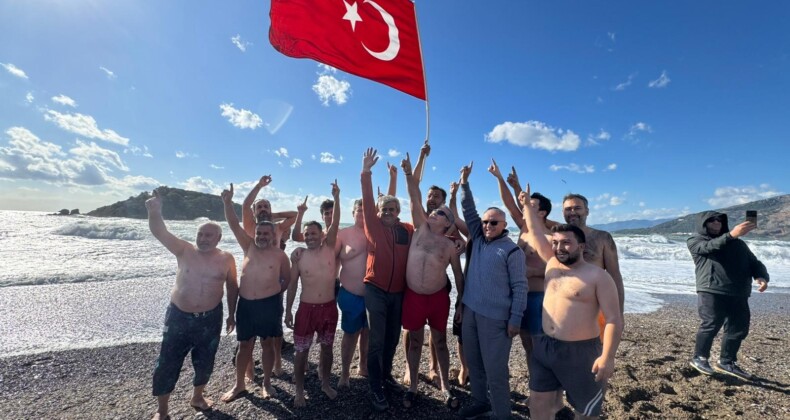 Mersin’de gelenek bozulmadı, yeni yılın ilk gününde denize girdiler