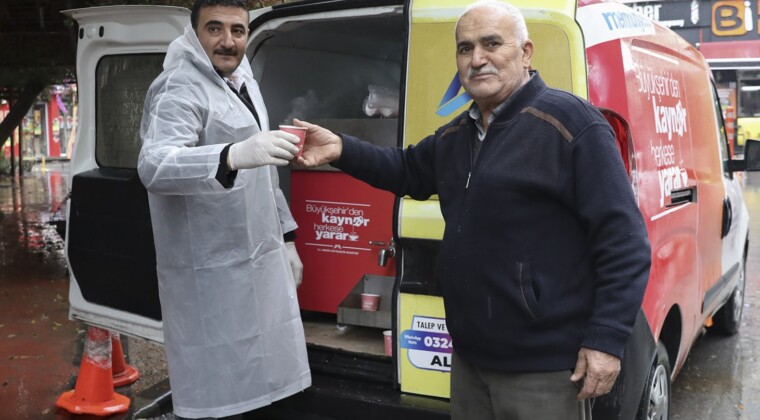 Mersin’de vatandaşlara soğuk havada kaynar ikramı