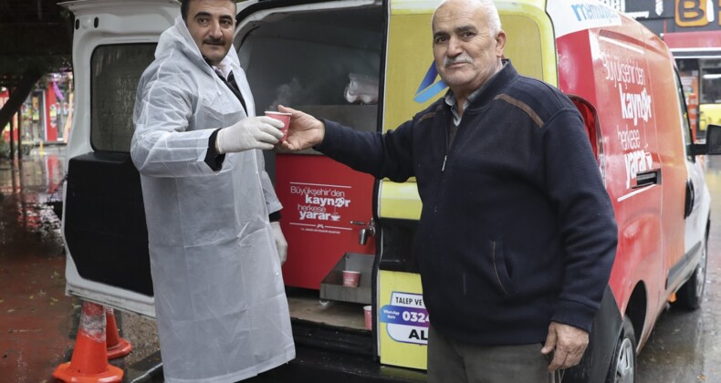 Mersin’de vatandaşlara soğuk havada kaynar ikramı