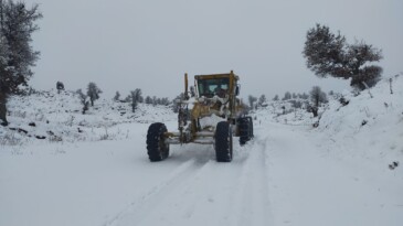 Mersin Büyükşehir Belediyesi ekipleri karla mücadeleye başladı