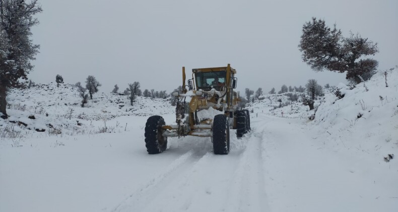 Mersin Büyükşehir Belediyesi ekipleri karla mücadeleye başladı