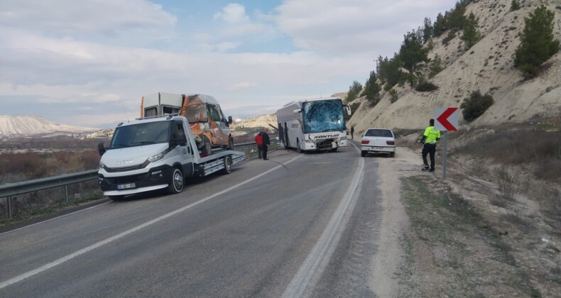 Mersin’de otobüsle minibüs çarpıştı, kaza ucuz atlatıldı: 2 yaralı