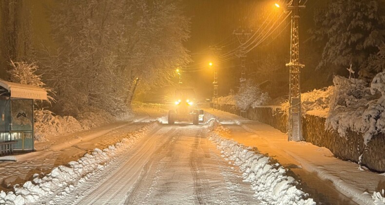 Tarsus’ta karla mücadele: Ekipler gece boyunca sahadaydı
