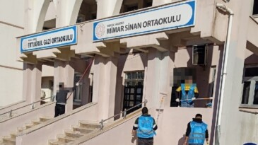 Yükümlüler, Mersin’de okulları temizleyip boyadı