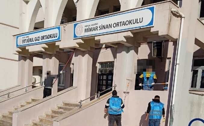 Yükümlüler, Mersin’de okulları temizleyip boyadı