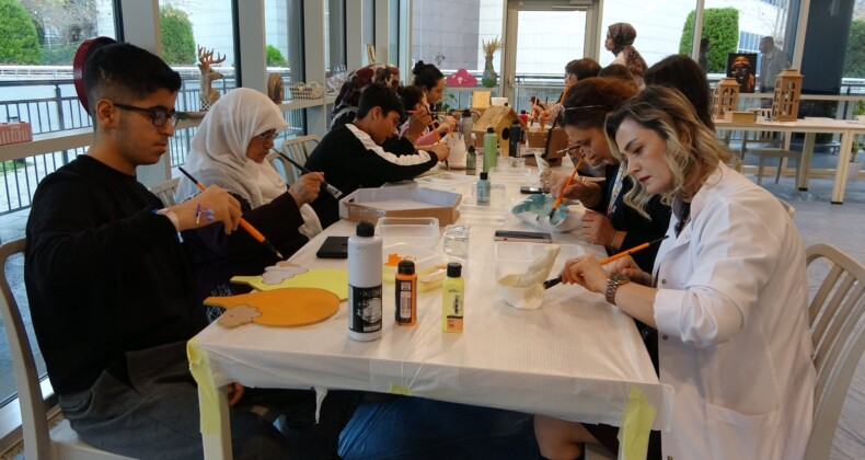 Mersin’de hastalar ve sağlık çalışanları sanatta buluştu