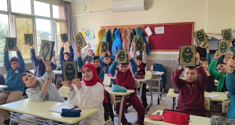 Anamur’da öğrencilere Kur’an-ı Kerim hediye edildi