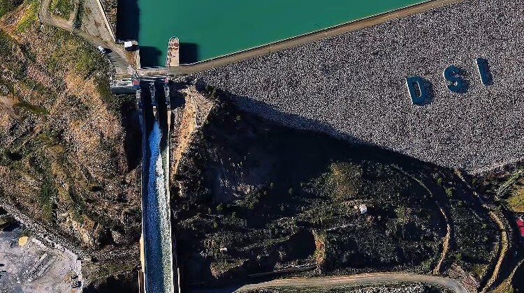 Kıbrıs’a içme suyu sağlayan baraj doldu, insan silueti ortaya çıktı