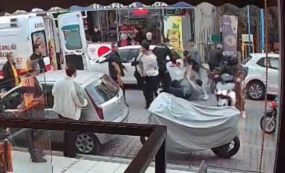 Mersin’de iki grup arasında bıçaklı kavga: 1 ağır yaralı Gençlerin kavga anı kameralara yansıdı