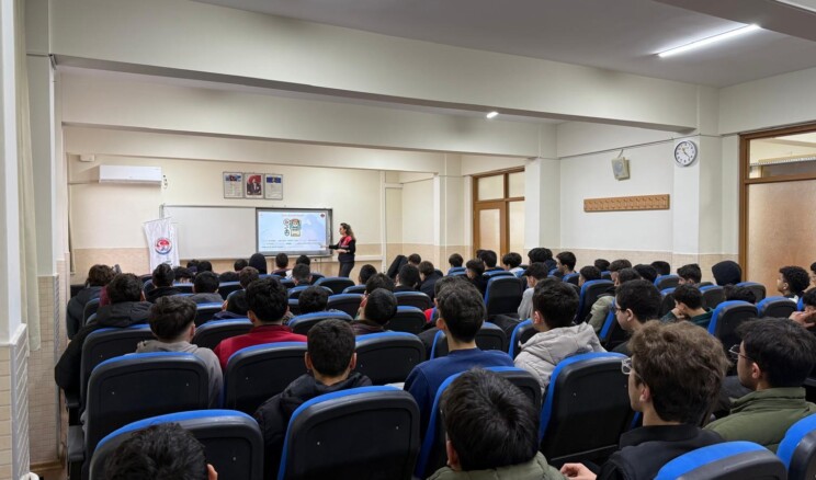 Mersin’de gençlere dijital farkındalık semineri