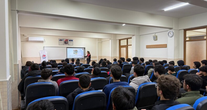 Mersin’de gençlere dijital farkındalık semineri