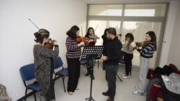 Mersin Büyükşehir Belediyesinin ücretsiz enstrüman kurslarına yoğun ilgi