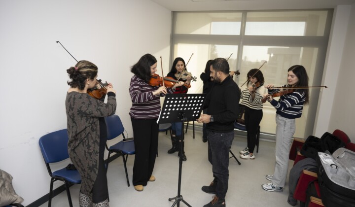 Mersin Büyükşehir Belediyesinin ücretsiz enstrüman kurslarına yoğun ilgi