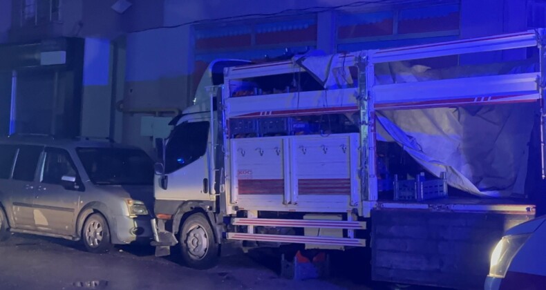 Genç kız, 4. kattan kamyonet kasasına düşüp ağır yaralandı