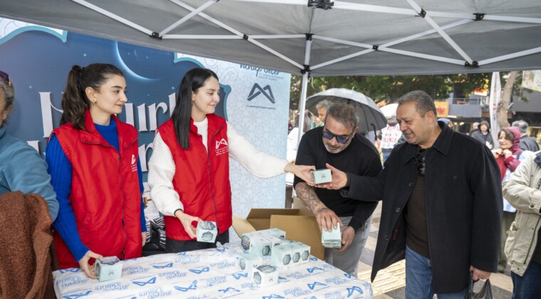 Mersin’de Berat Kandilinde 15 bin kandil simidi dağıtıldı
