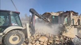 Mersin’de çökme riski taşıyan metruk bina yıkıldı