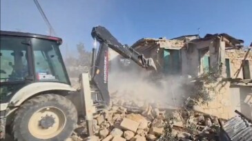 Mersin’de çökme riski taşıyan metruk bina yıkıldı