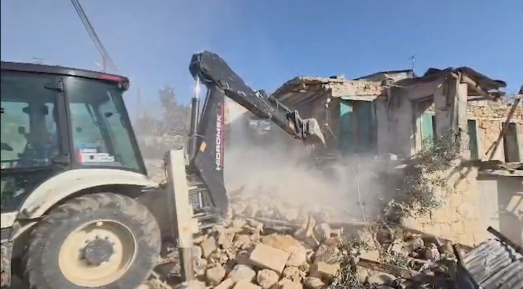 Mersin’de çökme riski taşıyan metruk bina yıkıldı