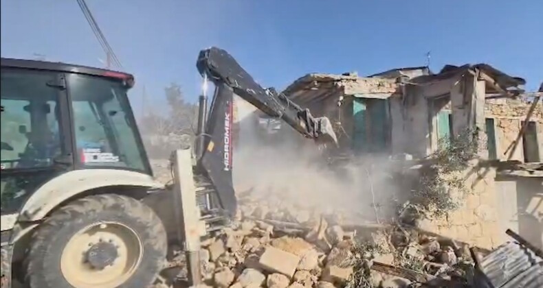 Mersin’de çökme riski taşıyan metruk bina yıkıldı