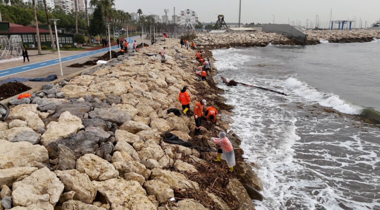 Mersin’de selin izleri sahillerden siliniyor