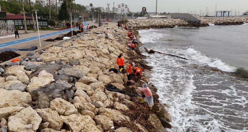 Mersin’de selin izleri sahillerden siliniyor