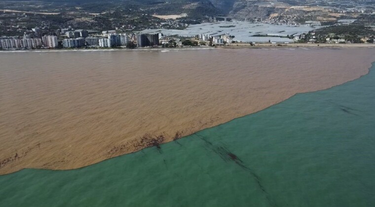 Derelerden Akdeniz’e akan sel suları kıyı şeridini çamura bürüdü