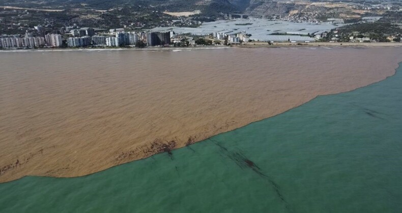 Derelerden Akdeniz’e akan sel suları kıyı şeridini çamura bürüdü