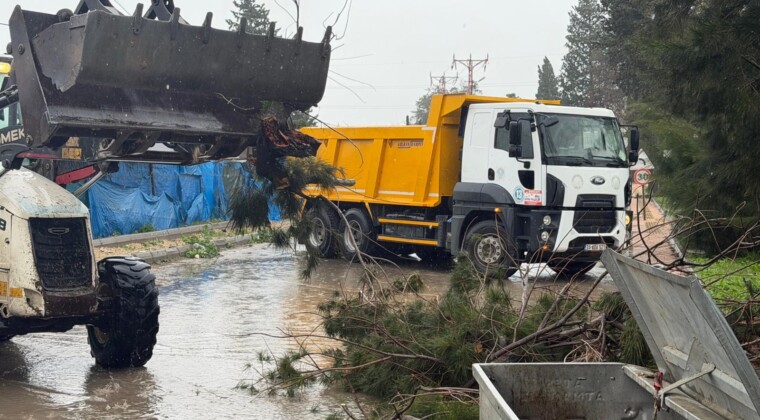 Akdeniz’de fırtına sonrası belediye ekipleri teyakkuzda